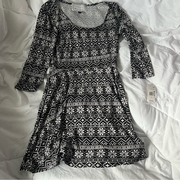 NWT Soft Christmas Holiday Festive Black & White Long Sleeve Dress Medium - Picture 1 of 4